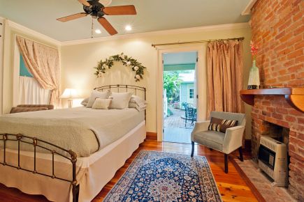 Chimes Bed and Breakfast, Uptown